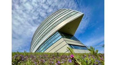 Das Fraunhofer-Institut für Windenergiesysteme von unten fotografiert.  | © Jens Almer