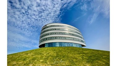 Das Fraunhofer-Institut für Windenergiesysteme steht auf einem Berg.  | © Jens Almer