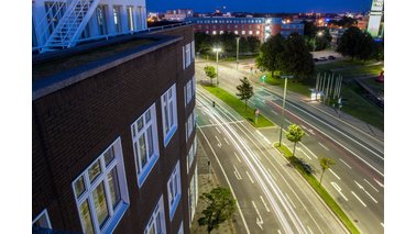 Der Blick vom Wegener Haus des AWI auf die Columbusstraße bei Nacht. | © Thomas Ronge