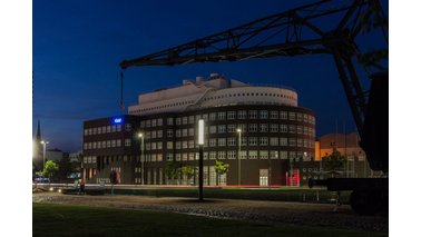 Das Alfred-Wegener-Institut fotografiert bei Nacht.  | © Thomas Ronge