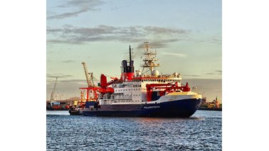 Das Expeditionsschiff "Polarstern" fährt bei Sonnenaufgang.  | © Dagmar Brandenburg