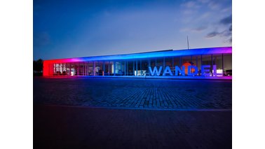 Das Deutschen Schifffahrtsmuseum erleuchtet durch eine Lichtinstallation. | © Sandra Braumann