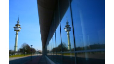 Der Radartum spiegelt sich in der Glasfront vom DSM. | © Tobias Wittwer