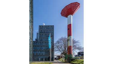 Das Bild zeigt ein Teil des AWI-Gebäudes an der Fischereihafenschleuse. Im Vordergrund das Oberfeuer Fischereihafenschleuse. | © Jürgen Tiedemann