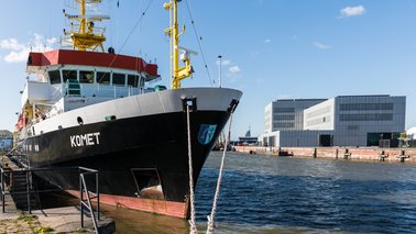 Ein Forschungsschiff steht im Hafen. | © Jürgen Tiedemann