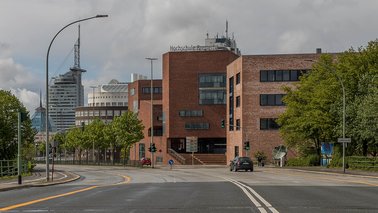 Der Blick von der Straße auf die Hochschule Bremerhaven.  | © Jürgen Tiedemann