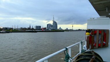 Der Blick aus einem Schiff auf die Stadt.  | © Cornelia Riml