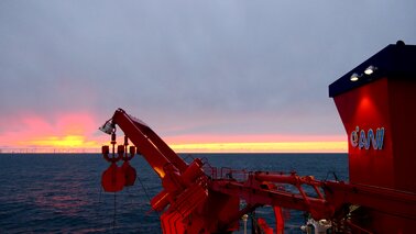 Ein Schiff in der Nordsee bei Sonnenuntergang.  | © Cornelia Riml