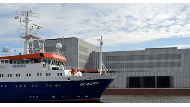 Ein Forschungsschiff  bei der Einfahrt in den  Fischereihafen I. | © Peter Wöhler