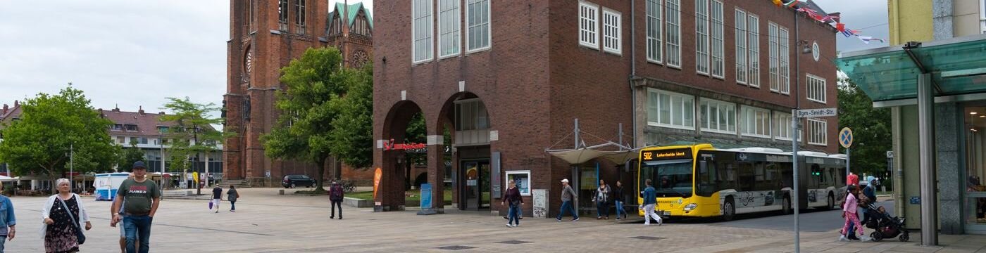 Menschen flanieren in einer Fu&szlig;g&auml;ngerzone.