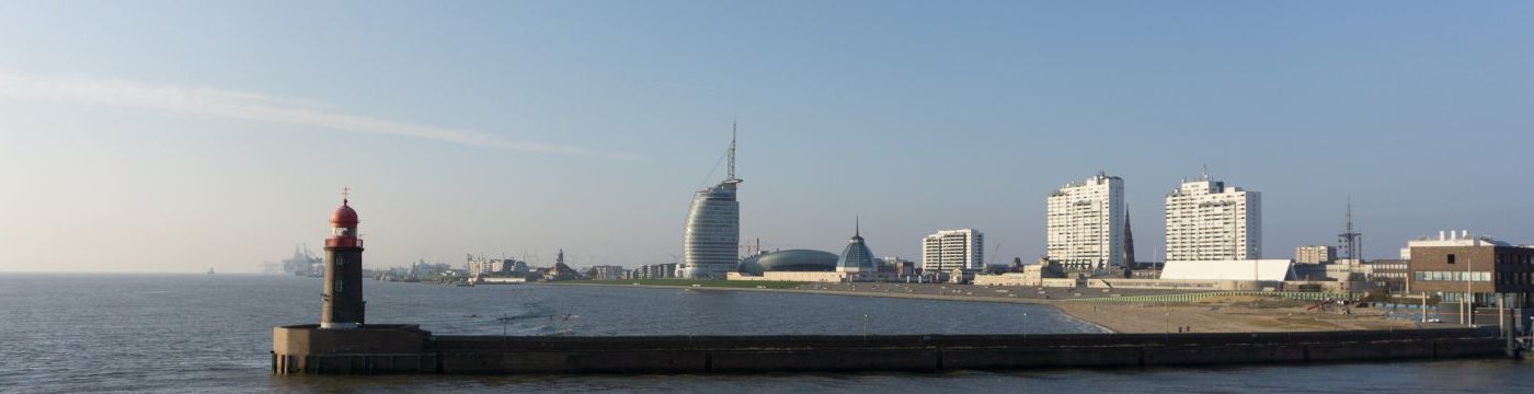 Blick auf eine Promenade mit einem Leuchtturm im Vordergrund