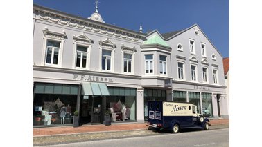 Ein historisches Auto parkt vor einer alten Stadtvilla | © Stephan Schulze-Aissen