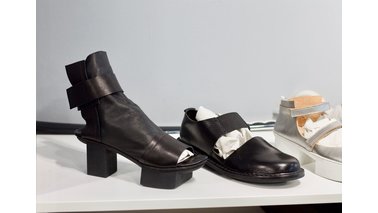Nahaufnahme eines schwarzen Schuhs mit besonderem Absatz | © Doreen von Oesen-Klein