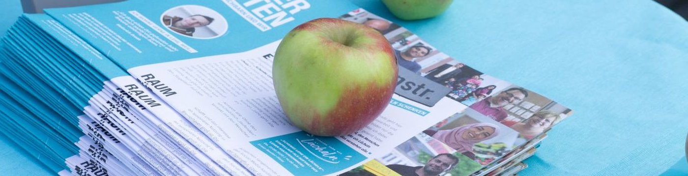 Ein Apfel liegt auf einer Zeitung