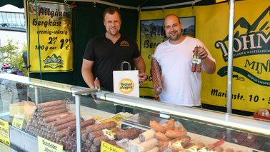 Zwei Männer an einem Wochenmarkt Stand  | © Heiko Sandelmann 