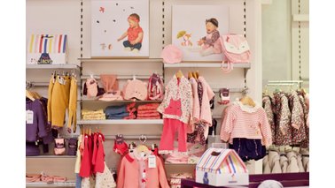 Kinderbekleidung in einem Verkaufsraum | © Doreen von Oesen-Klein