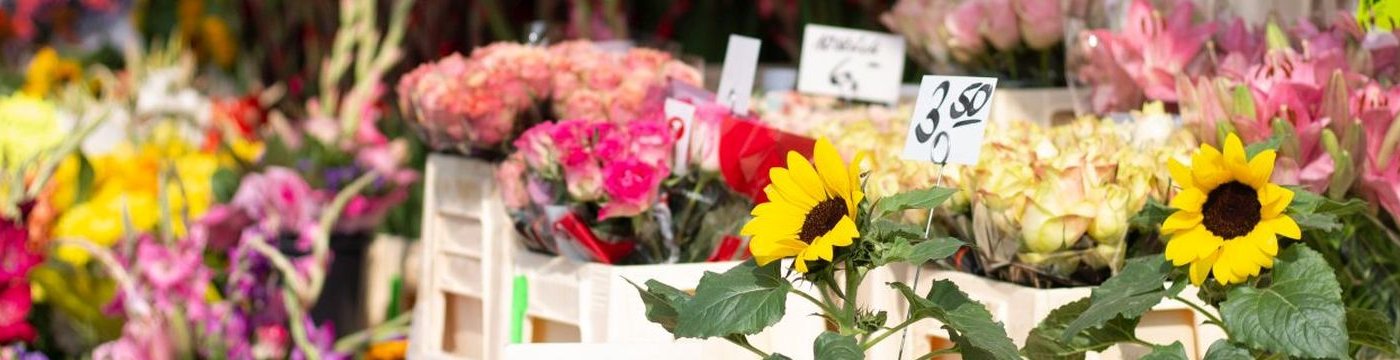 Blumen an einem Verkaufsstand