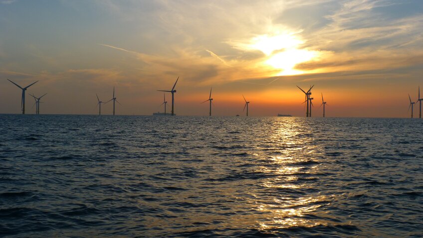 Windanlagen im Meer bei einem Sonnenuntergang | © Andreas Wunderlich