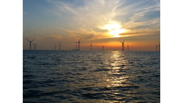 Windanlagen im Meer bei einem Sonnenuntergang | © Andreas Wunderlich