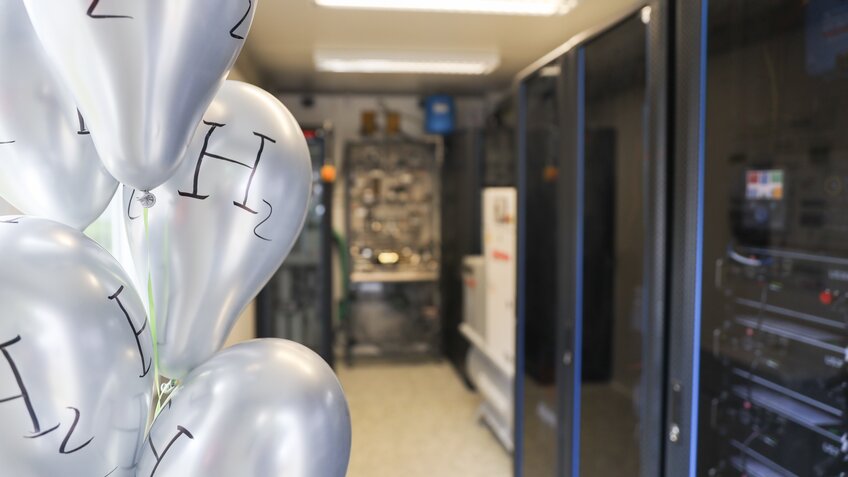 Silberne H2 Luftballons hängen in einem Testlabor. | © Martin Ulrich