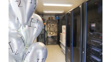 Silberne H2 Luftballons hängen in einem Testlabor. | © Martin Ulrich