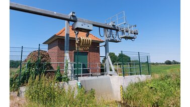 Kleines Haus im Backstein-Stil, im Vordergrund eine Art von einem Krank  | © Marvin Kiel