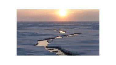 Die Arktis zu sehen bei einem Sonnenuntergang, die Eislandschaft mit paar Brüchen  | © Mario Hoppmann