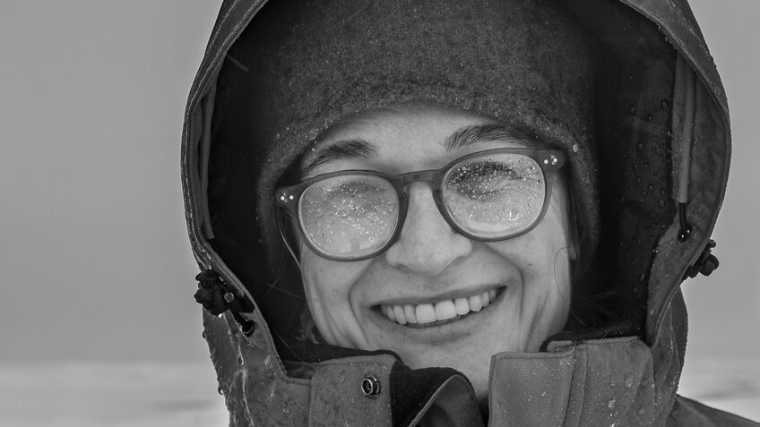 Ein schwarz-weiß Bild von einer Frau mit Brille | © Lianna Nixon