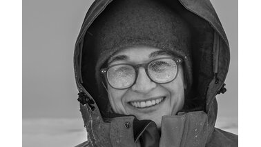 Ein schwarz-weiß Bild von einer Frau mit Brille | © Lianna Nixon