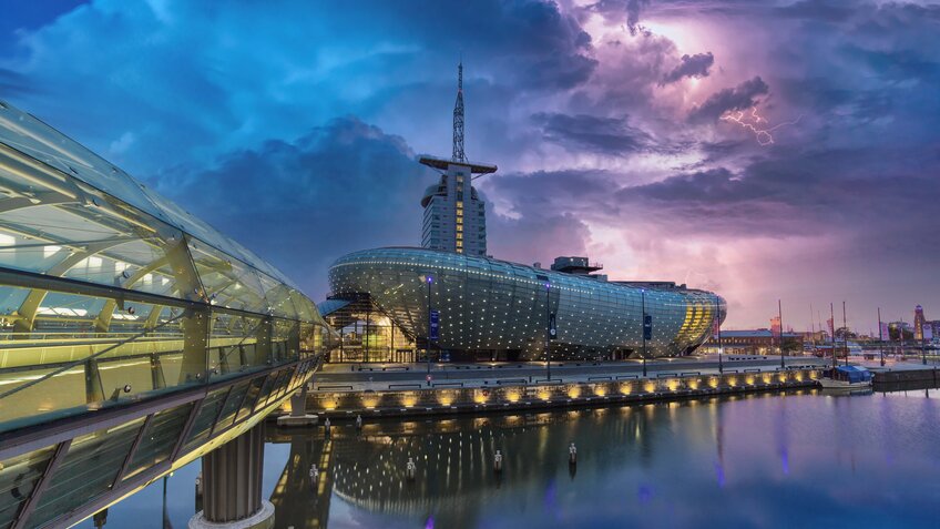 Das Klimahaus Bremerhaven bei Abenddämmerung | © Hannes Voigts