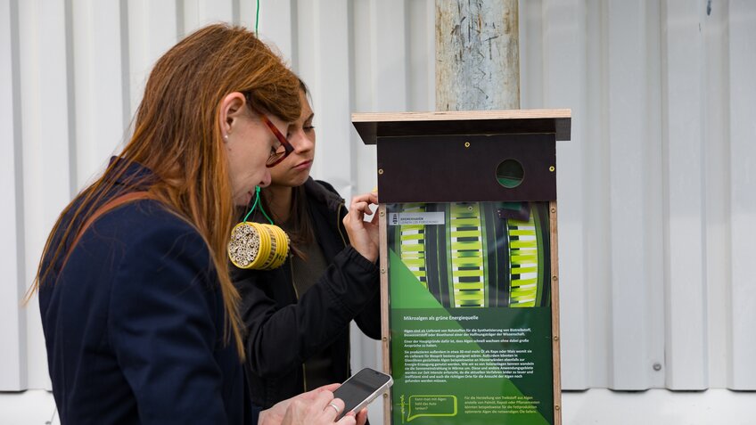 Zwei Frauen bei einer Schatzsuche mit dem Handy.  | © Helmut Gross