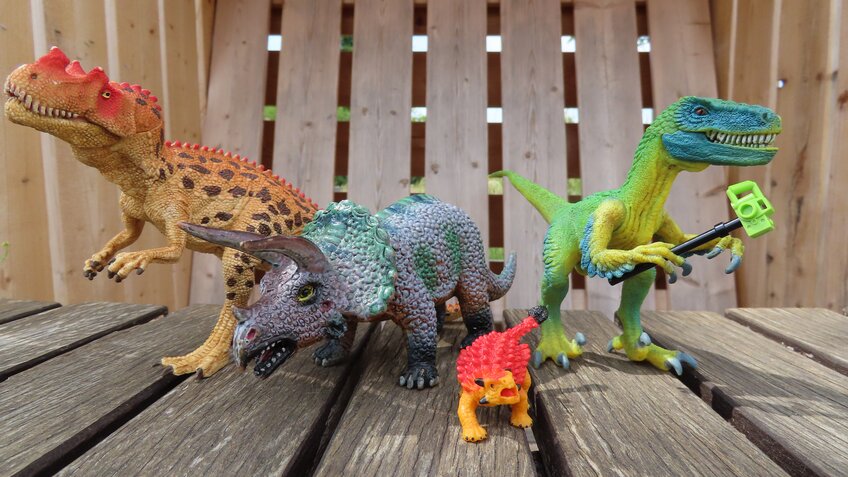 4 Spielzeugdinosaurier stehen nebeneinander.  | © CITIES 2030