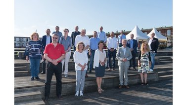 Viele Menschen präsentieren sich auf einer Treppe. | © Heiko Sandelmann