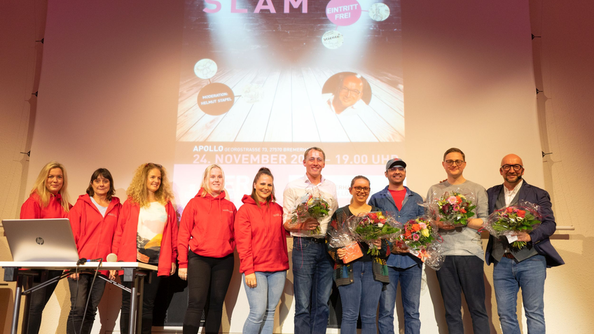 Organisatorinnen der Erlebnis, Moderator und die Slammer auf der Bühne nach der Siegerehrung versammelt | © Henry Wirth / Erlebnis Bremerhaven GmbH