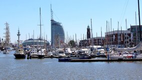 Das ist mein Bild vom Herzen Bremerhavens, dort sieht man Schiffe die im Haven anliegen das Klimahaus und Sail City Hotel und ein schönen blauen Himmel