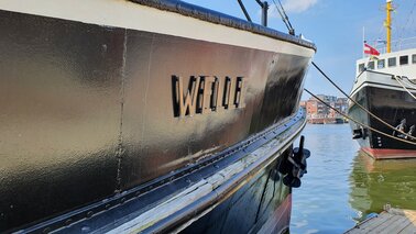 Der Bug eines Schiffes auf dem Wasser.  | © Tanja Mehl / Erlebnis Bremerhaven GmbH