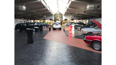 Innenansicht von auto - einmal anders GmbH mit einigen ausgestellten Autos