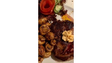 Ein Steak mit Kräuterbutter und Chamignons und Gemüse