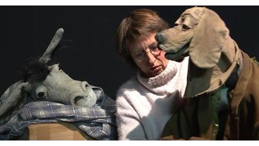 Eine Person mit einer Hundefigur