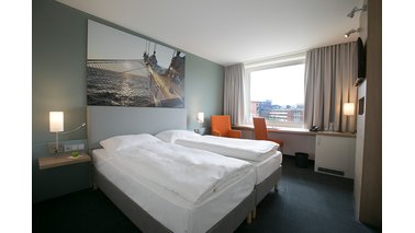 Ein Zimmer mit einem Doppelbett.