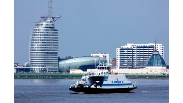 Eine Fähre fährt auf der Weser.