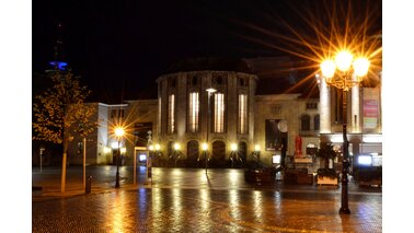 Außenansicht des Stadttheaters bei Nacht